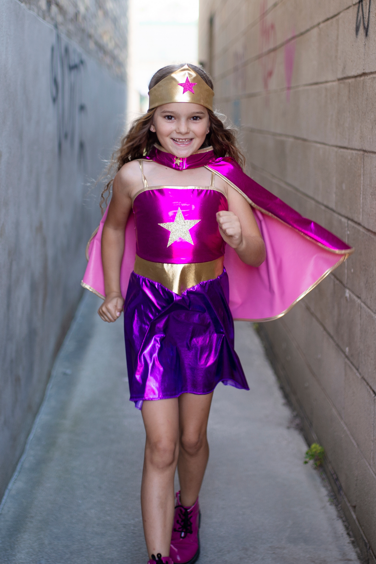 Disfraz Superheroína con vestido, capa y diadema- GREAT PRETENDERS