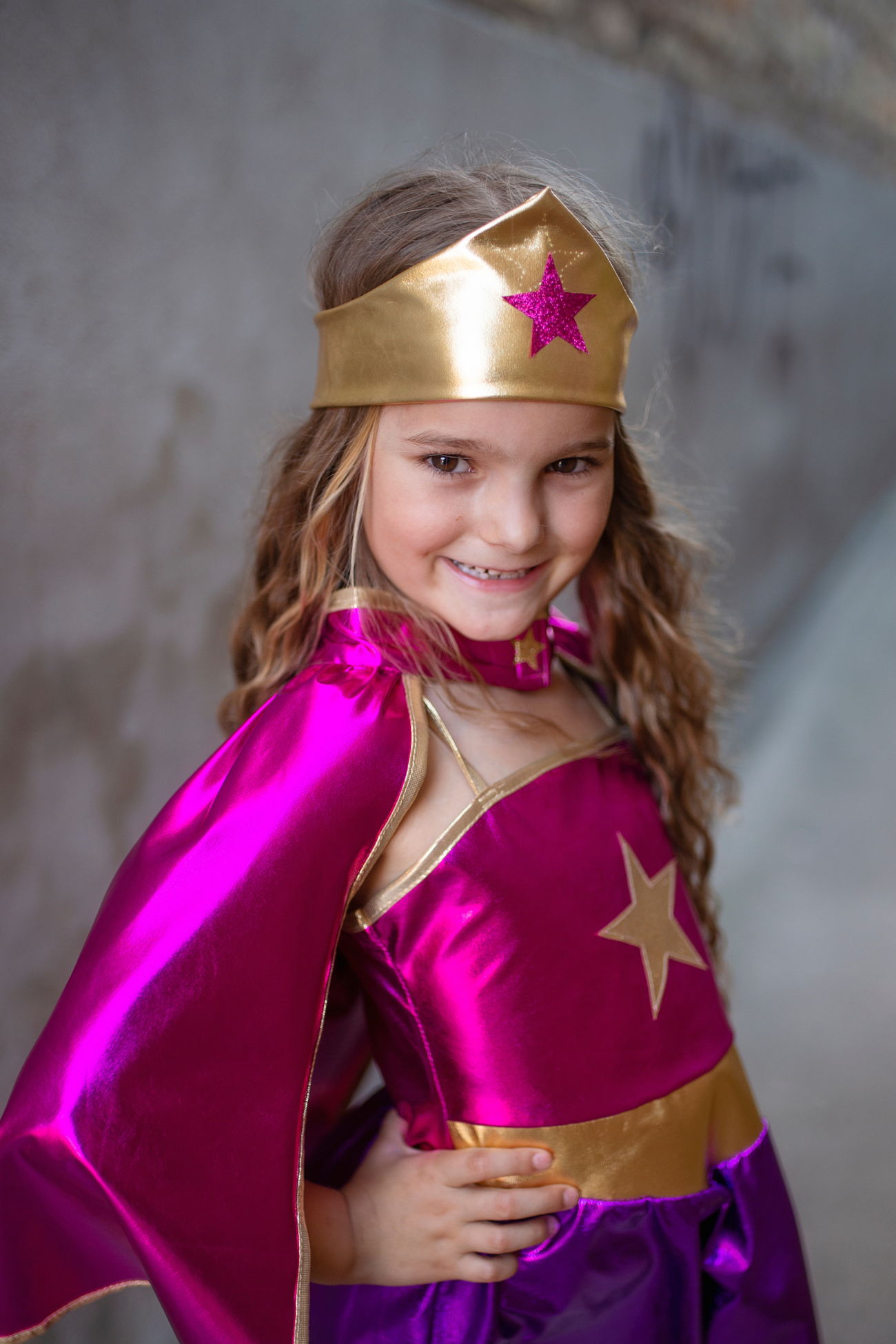 Disfraz Superheroína con vestido, capa y diadema- GREAT PRETENDERS