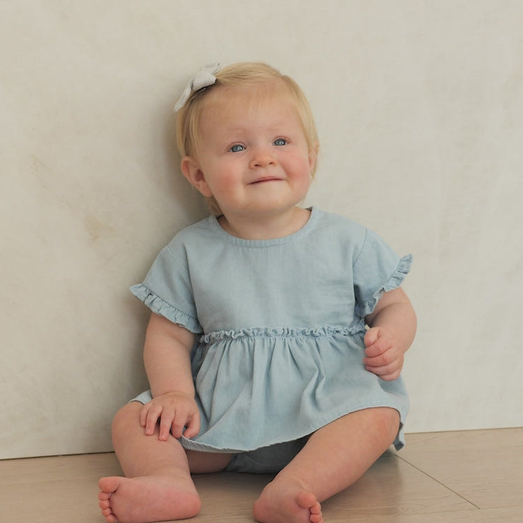 Vestido con culetín de Chambray- QUINCY MAE