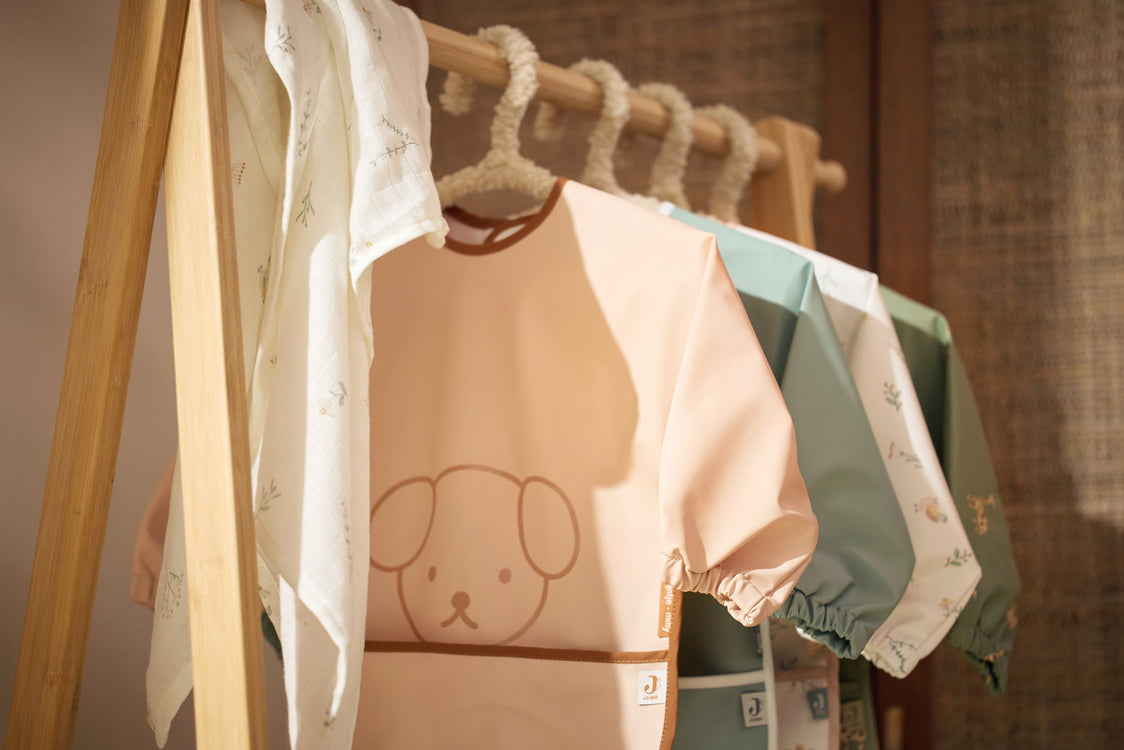 Babero impermeable con mangas Perrito Rosa Silvestre- JOLLEIN
