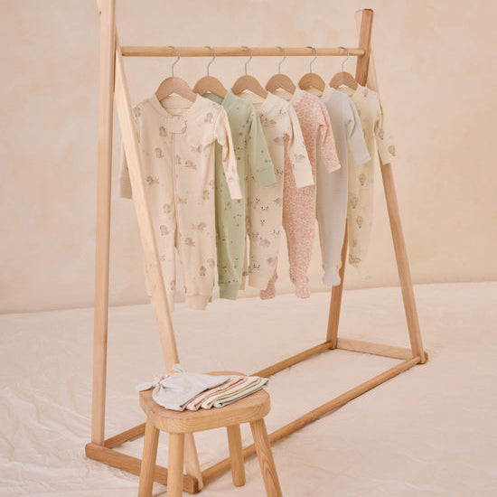 Pijama con pies estampado flores malva- QUINCY MAE