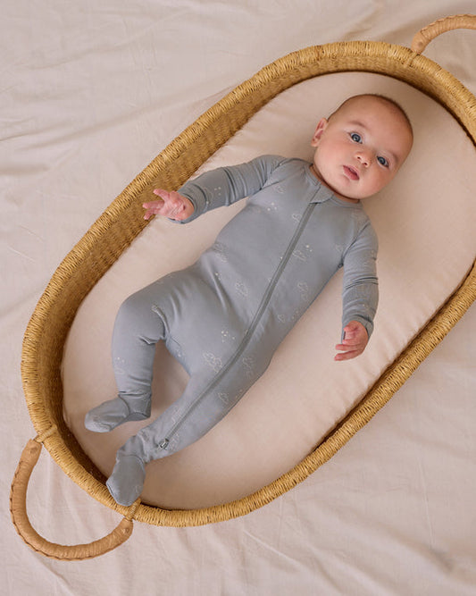 Pijama Bamboo con pies estampado nubes- QUINCY MAE