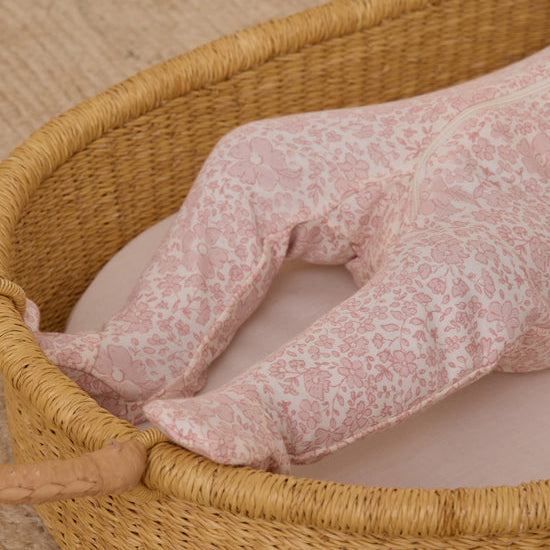 Pijama con pies estampado flores malva- QUINCY MAE