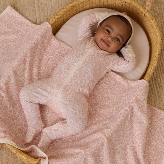 Pijama con pies estampado flores malva- QUINCY MAE