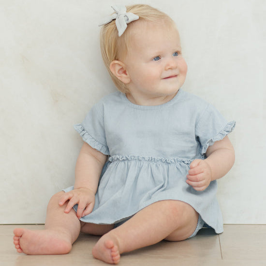 Vestido con culetín de Chambray- QUINCY MAE