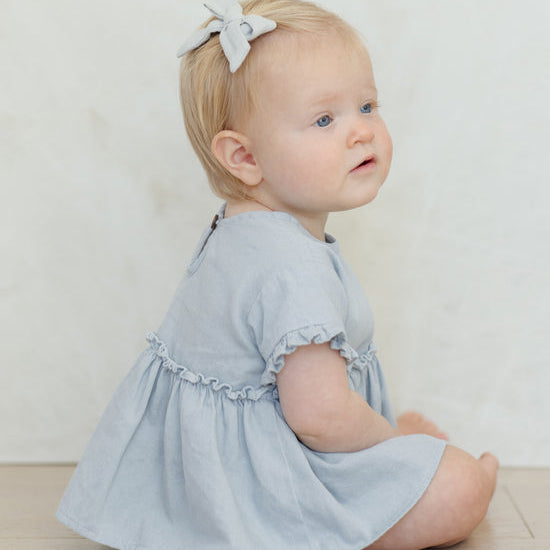 Vestido con culetín de Chambray- QUINCY MAE
