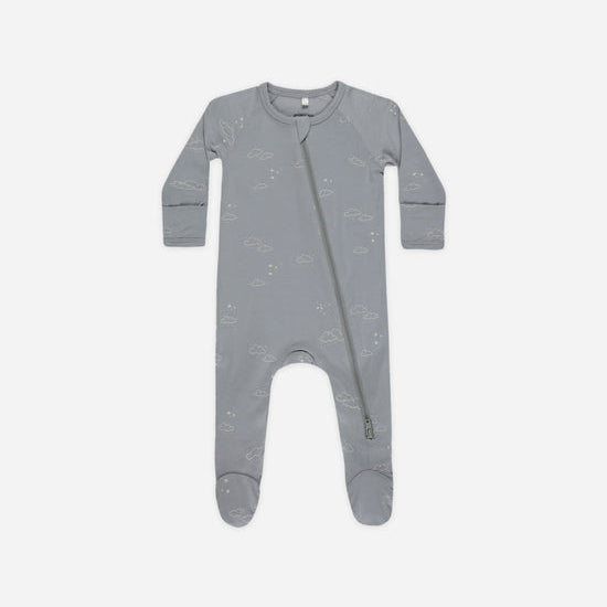 Pijama Bamboo con pies estampado nubes- QUINCY MAE