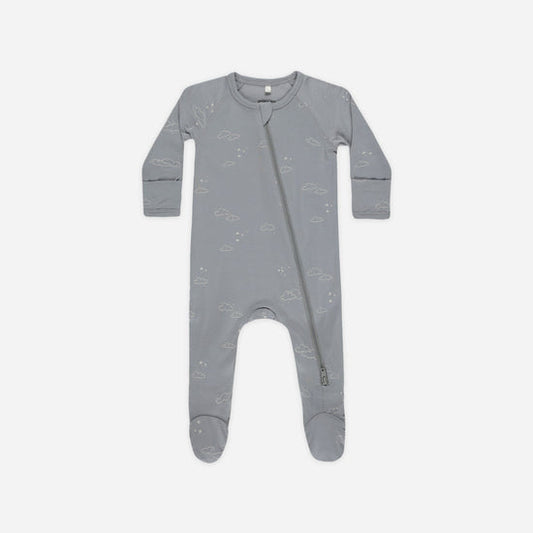 Pijama Bamboo con pies estampado nubes- QUINCY MAE