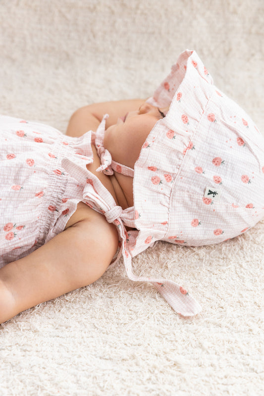Gorro con volante estampado de fresas- PETIT INDI
