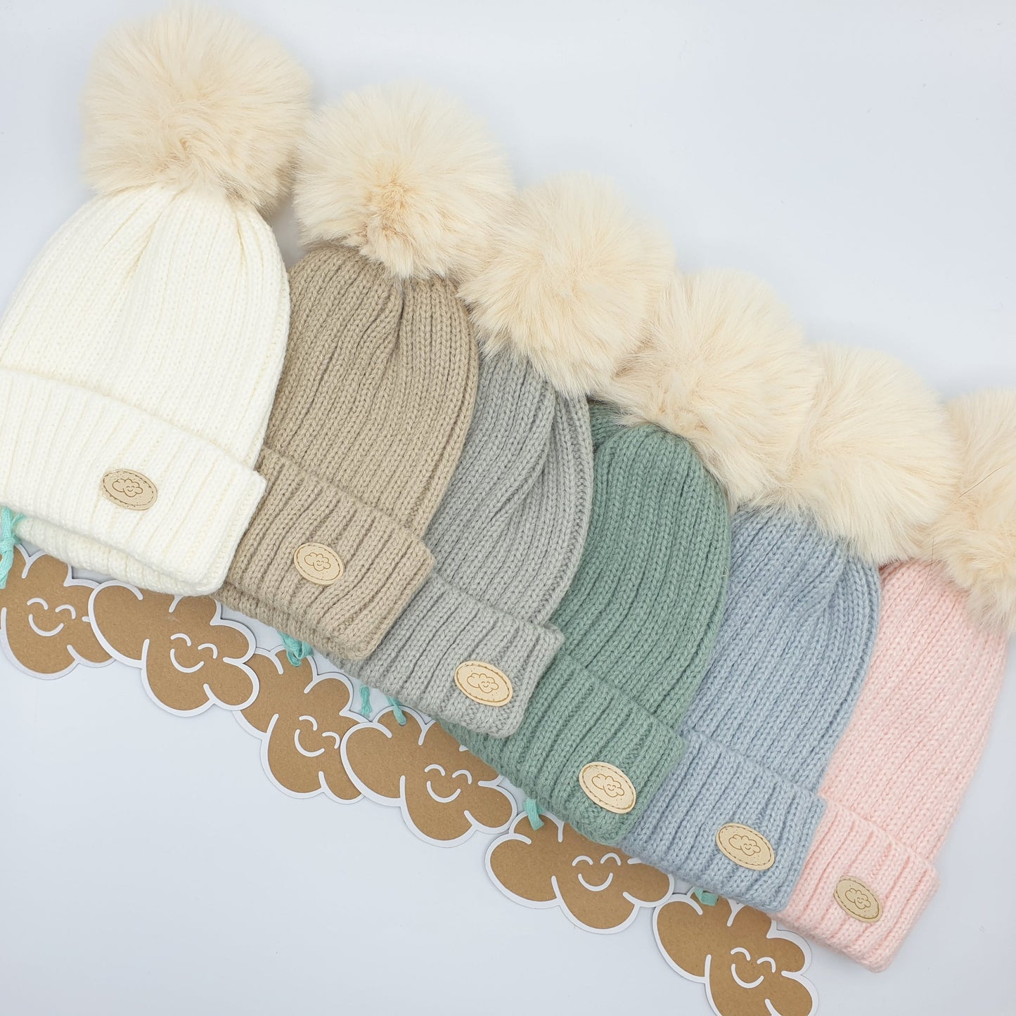 Gorro liso con pompón de pelo natural extraíble- Monnuage