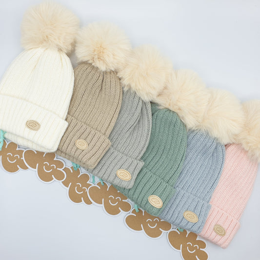 Gorro liso con pompón de pelo natural- Monnuage