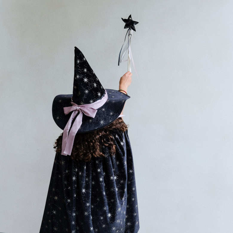 Gorro de Bruja Velvet negro con estrellas doradas- MIMI & LULA