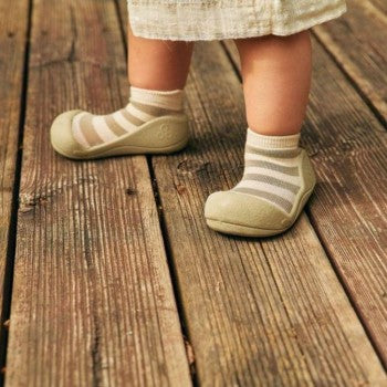 Zapatos primeros pasos STRIPE OLIVE -RAYAS OLIVA - ATTIPAS