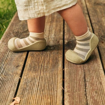 Zapatos primeros pasos STRIPE OLIVE -RAYAS OLIVA - ATTIPAS