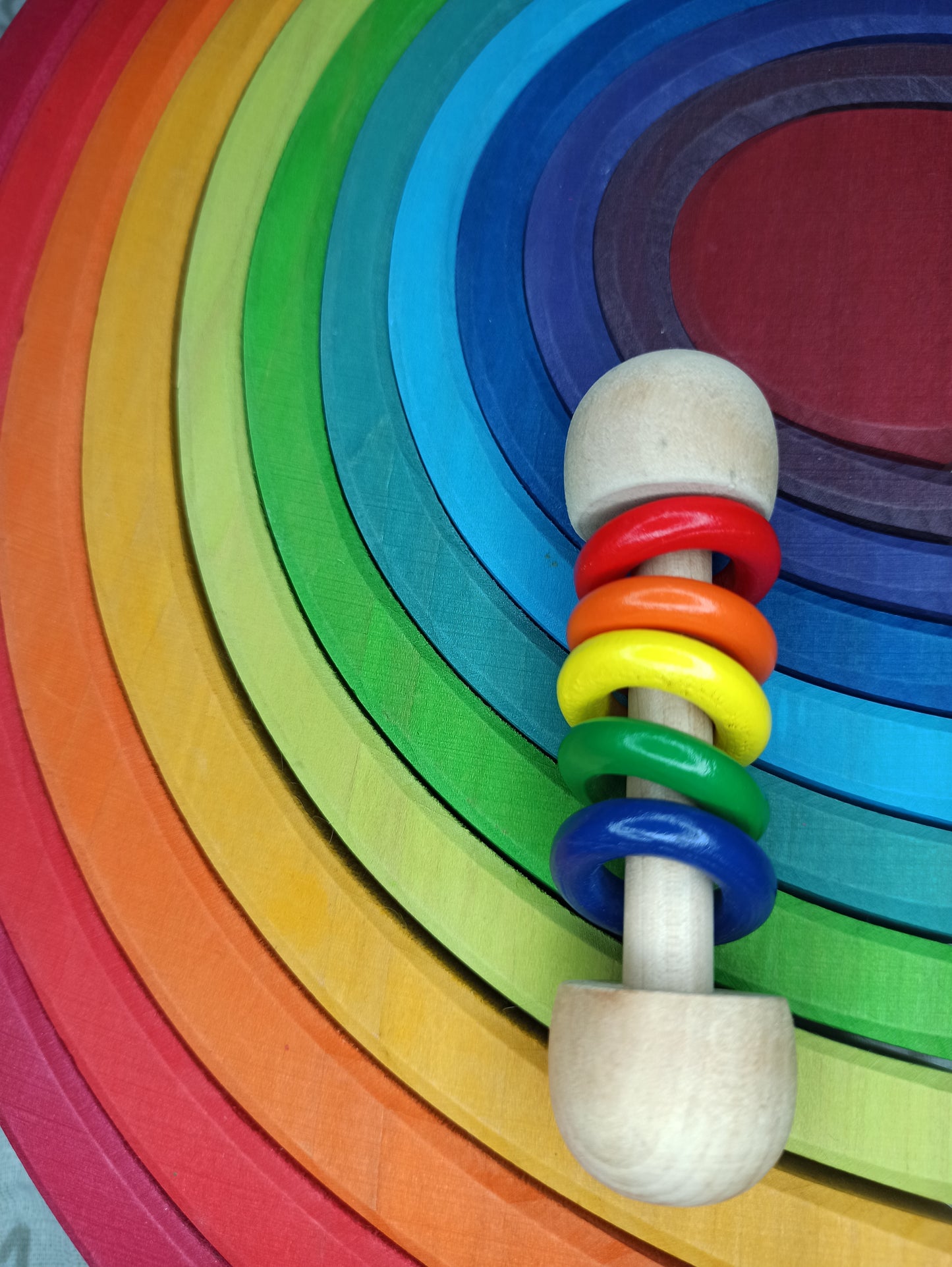 Sonajero con anillas de colores