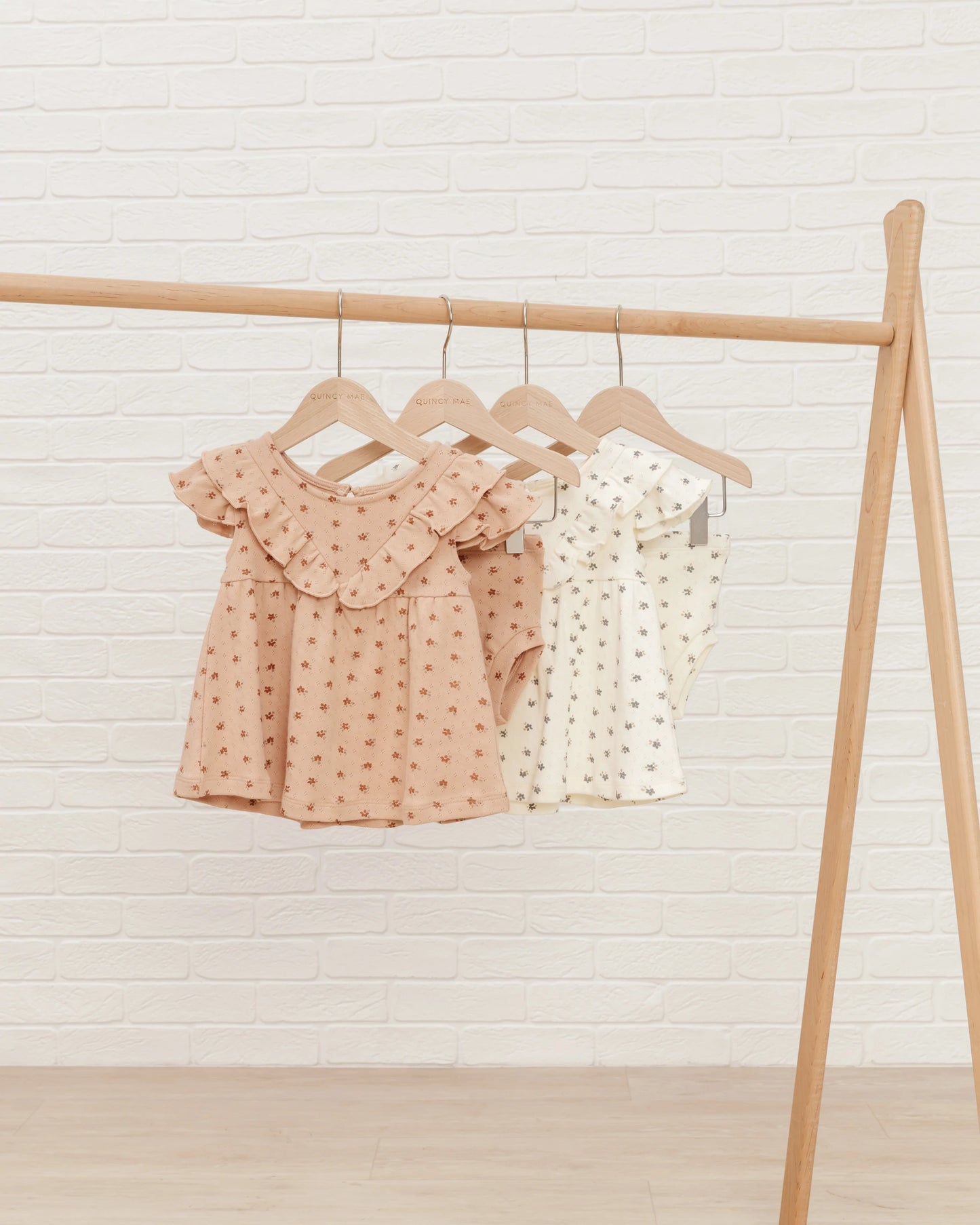 Conjunto vestido de volantes y culotte estampado de flores - Quincy Mae