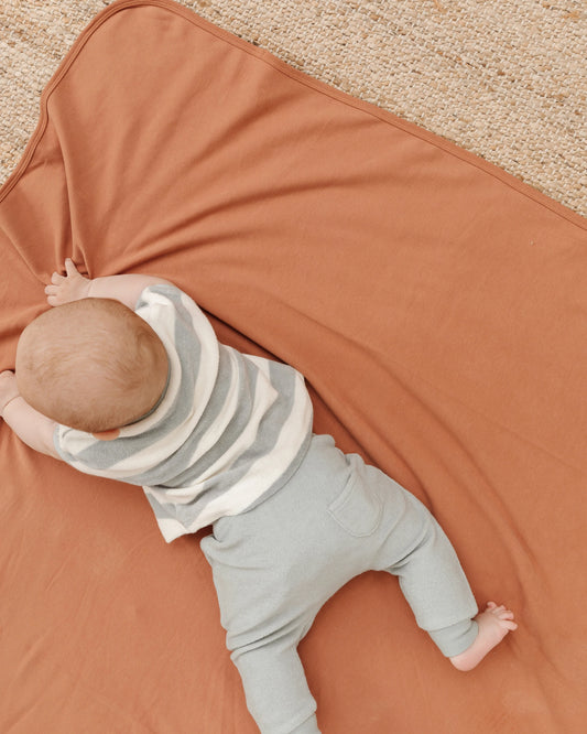 Conjunto de camiseta manga caída y pantalón rizo de rayas - Quincy Mae