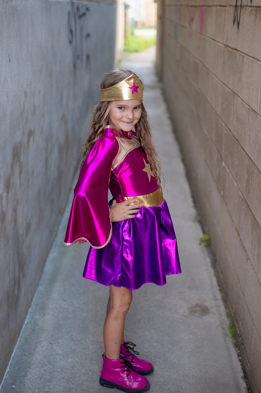Disfraz Superheroína con vestido, capa y diadema- GREAT PRETENDERS