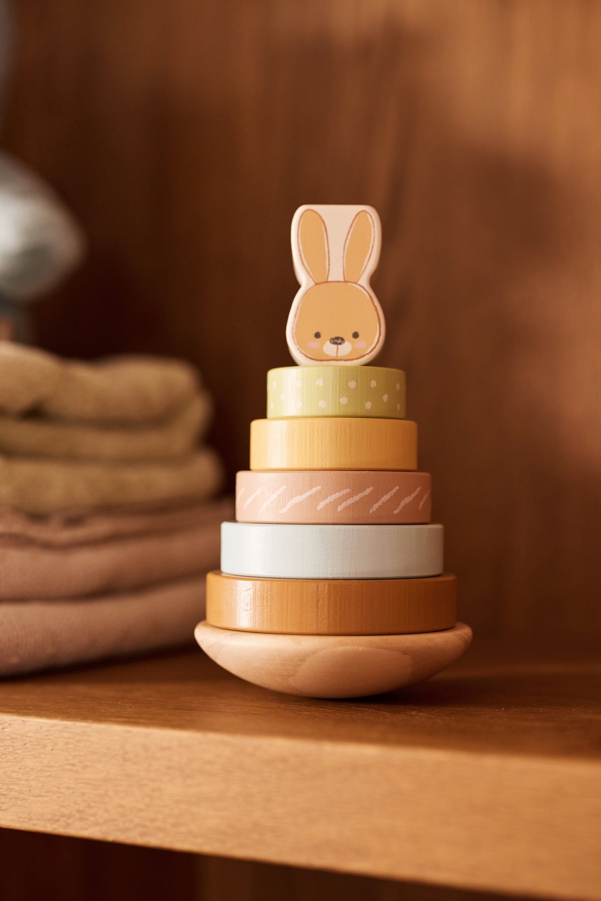 Apilador de Anillas de Madera Apilable Bunny Luz- JOLLEIN
