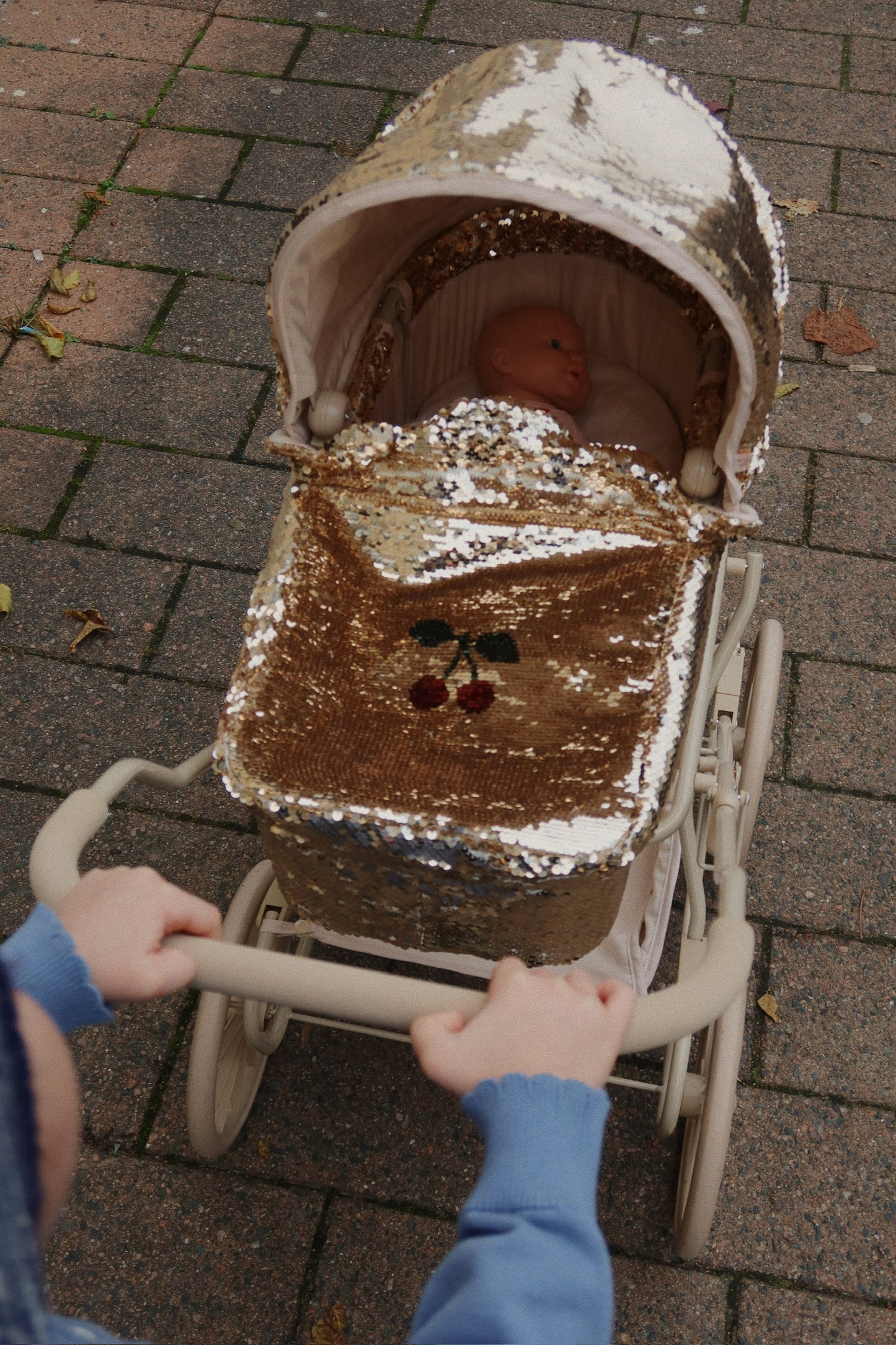 Cochecito de Muñecas Brillante Cerezas-KONGES SLØJD